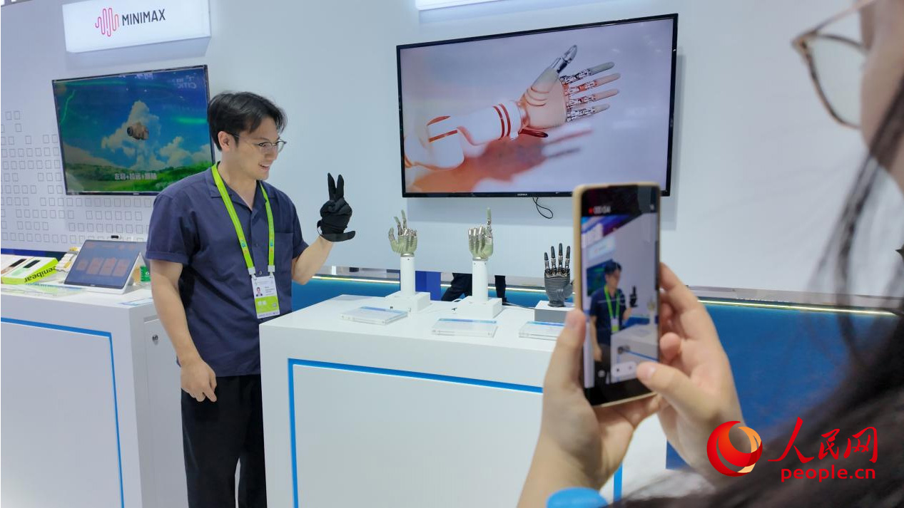 组图：AI炫技、机器人整活 这届消博会“超有料”